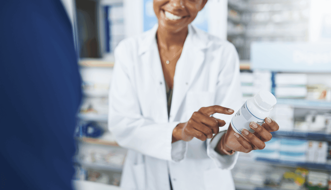 Apothekerin berät eine Kundin